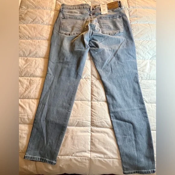 NWT Levi Mid rise skinny. Light wash blue. Women’s size 10. - Picture 4 of 7
